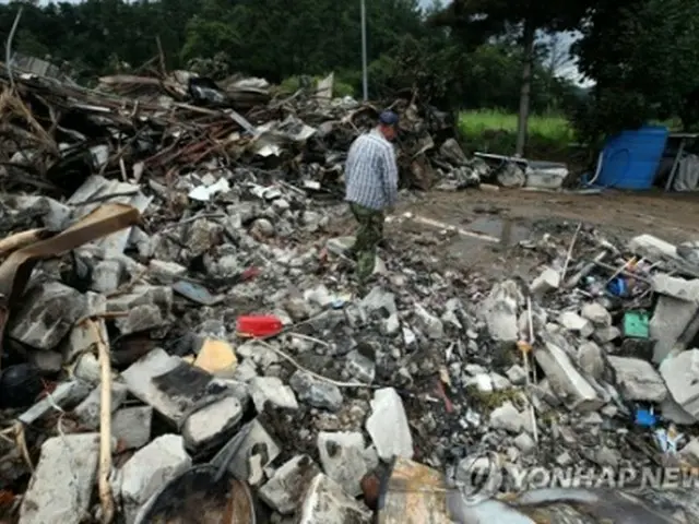 土砂崩れとガス爆発で崩壊した住宅＝3日、忠州（聯合ニュース）