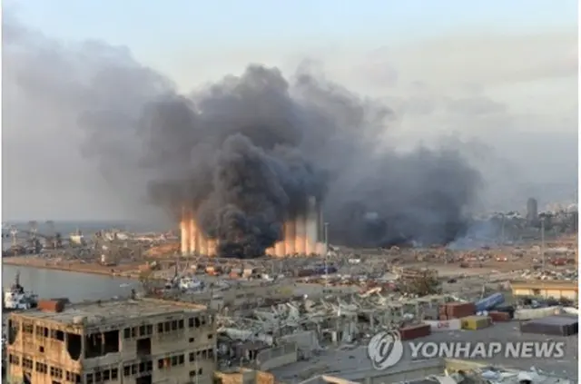 黒い煙が上がるベイルートの爆発現場＝（ＥＰＡ＝聯合ニュース）