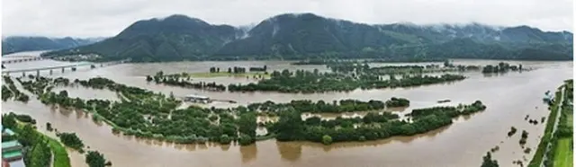 水に漬かった北漢江のチャラ島（加平郡提供）＝（聯合ニュース）≪転載・転用禁止≫