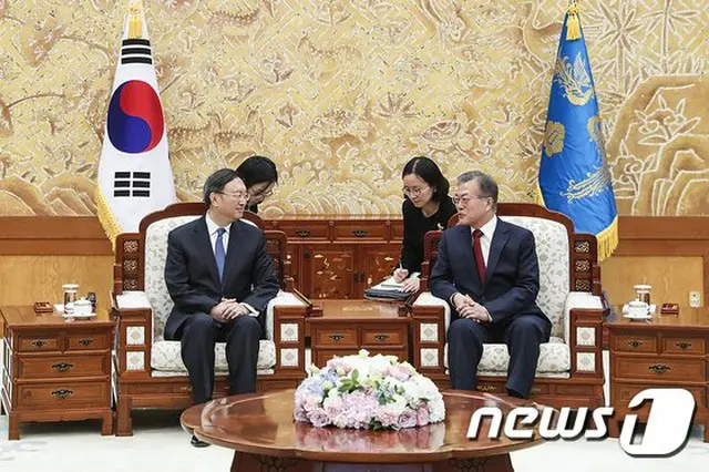 2018年3月 韓国大統領府で、文在寅 韓国大統領は楊潔チ 中国共産党外交担当政治局員と面談した（提供:news1）