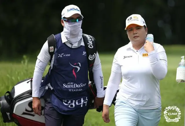 LPGAツアーに復帰する“ゴルフの女帝”パク・インビにとって2020 AIG女子オープンは特別だ。夫がキャディーを務め、4日間の大会を戦うためだ。（提供:news1）