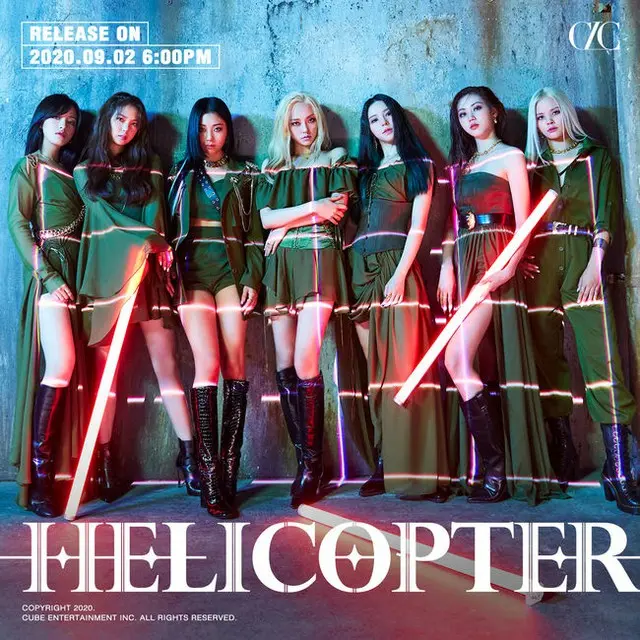 「CLC」が新曲「HELICOPTER」コンセプトイメージ公開した。パイロットルックも完全消化したようすだ。