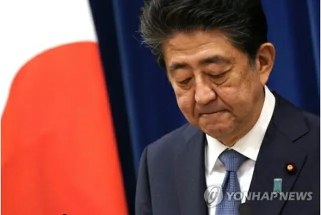 記者会見を行う安倍首相＝２８日、東京（ＡＰ＝聯合ニュース）