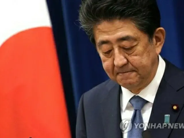 記者会見を行う安倍首相＝２８日、東京（ＡＰ＝聯合ニュース）