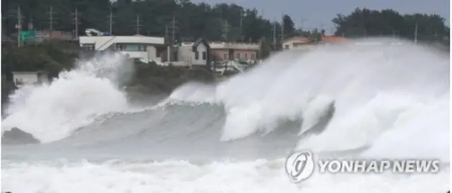 非常に強い台風１０号が韓国南部の済州島に接近している。台風の影響で高波が押し寄せる同島南部・西帰浦の海＝６日、西帰浦（聯合ニュース）