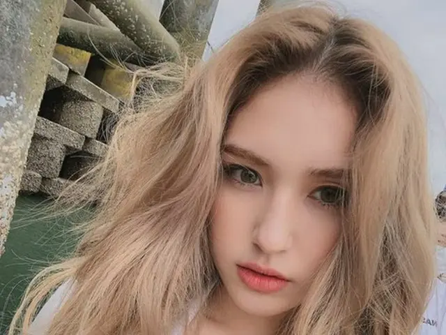 チョン・ソミ、強い眼差し＆人形のような美しさの写真を公開＝“20歳の成熟美”（提供:OSEN）