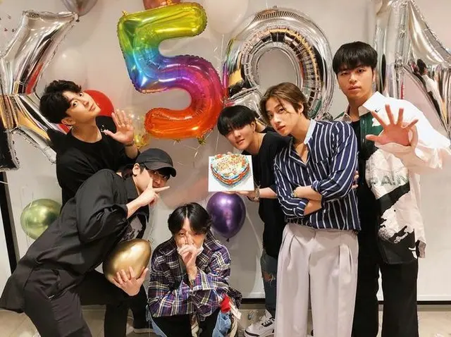 「iKON」、デビュー5周年記念で集合写真を公開＝“50年過ぎても一緒に”（提供:OSEN）