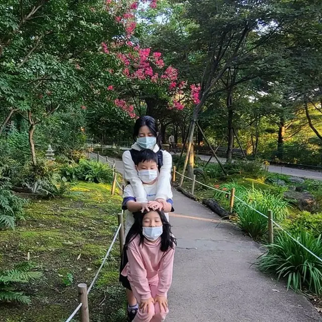 【トピック】女優イ・ヨンエ、双子の子どもたちとの幸せ日常写真が話題（画像提供:wowkorea）