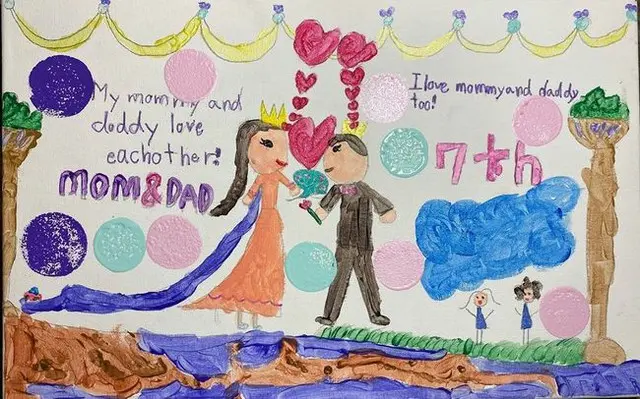 娘ジユちゃんが描いたチソン＆イ・ボヨンの結婚記念日を祝う絵。（画像提供:wowkorea）