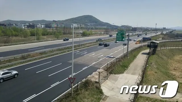 高速道路に飛び散った黒い液体…車50台余りが停止する事態に＝韓国坡州市（画像提供:wowkorea）