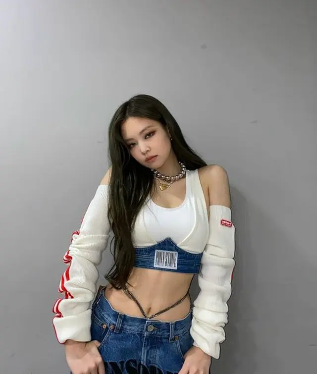 個人SNSに自撮りを数枚アップしたJENNIE。（画像提供:wowkorea）