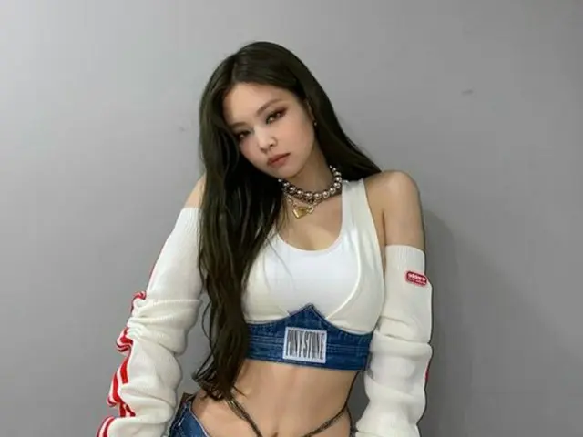 個人SNSに自撮りを数枚アップしたJENNIE。（画像提供:wowkorea）