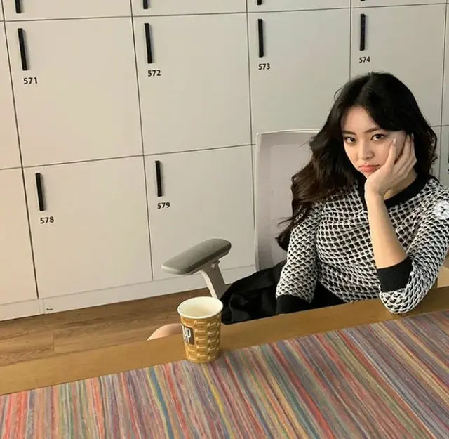 「ITZY」ユナ、コーヒーを飲む時もwithJYP＝“溢れる愛社心”（画像提供:wowkorea）