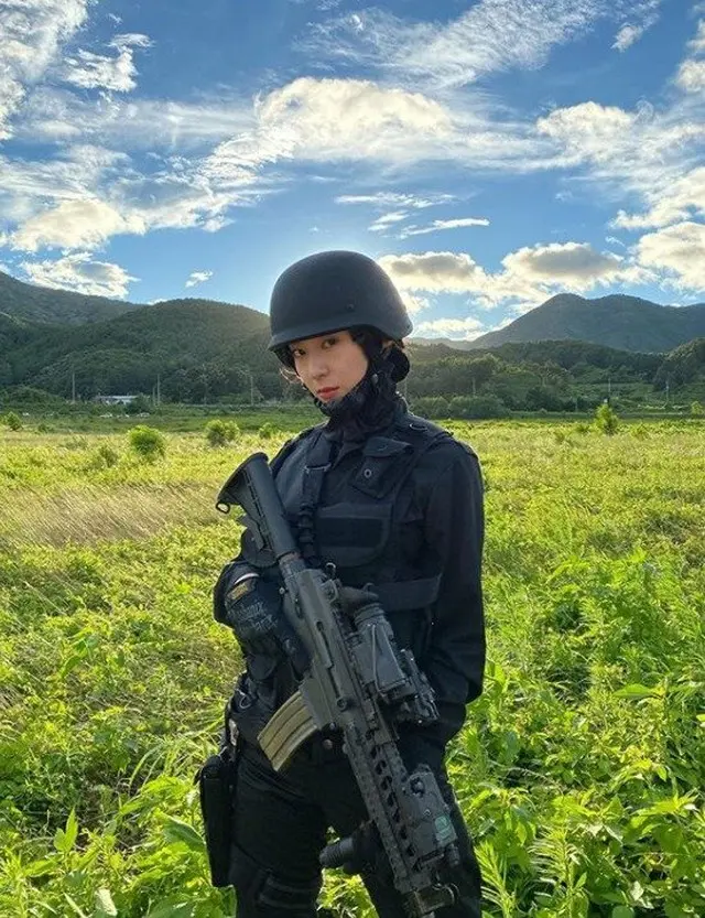 クリスタル（f(X)）、エリート軍人に変身＝軍服と銃で完全武装（画像提供:wowkorea）