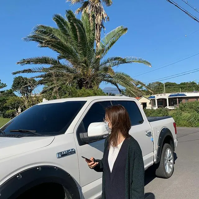 女優イ・ヨニ、チェジュ島旅行で電気自動車も体験…「ハワイみたい」（画像提供:wowkorea）