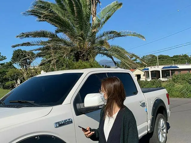 女優イ・ヨニ、チェジュ島旅行で電気自動車も体験…「ハワイみたい」（画像提供:wowkorea）