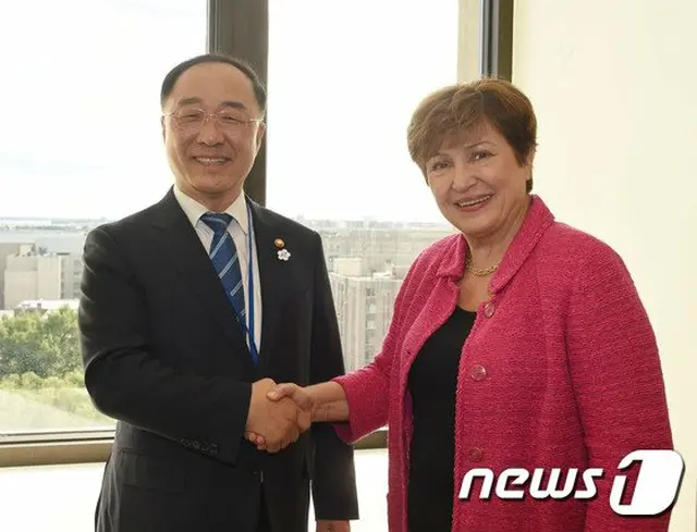 洪楠基 韓国副首相兼企画財政相とゲオルギエバIMF総裁（画像提供:wowkorea）