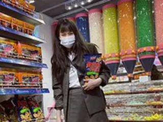 歌手ヒョナ、お菓子を小脇に抱えて「トリック・オア・トリート？」