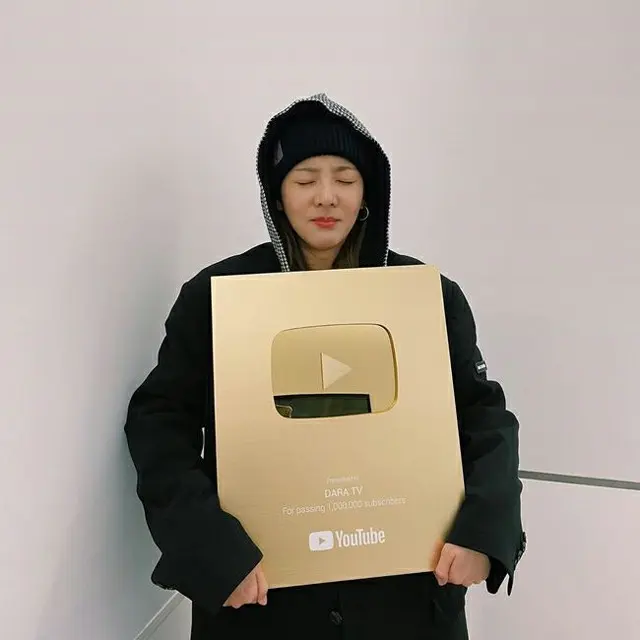 DARA（元2NE1）、自身のYouTubeチャンネルが100万人突破でゴールドボタンを手に…感激の記念ショットを公開（画像提供:wowkorea）