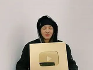 DARA（元2NE1）、自身のYouTubeチャンネルが100万人突破でゴールドボタンを手に…感激の記念ショットを公開