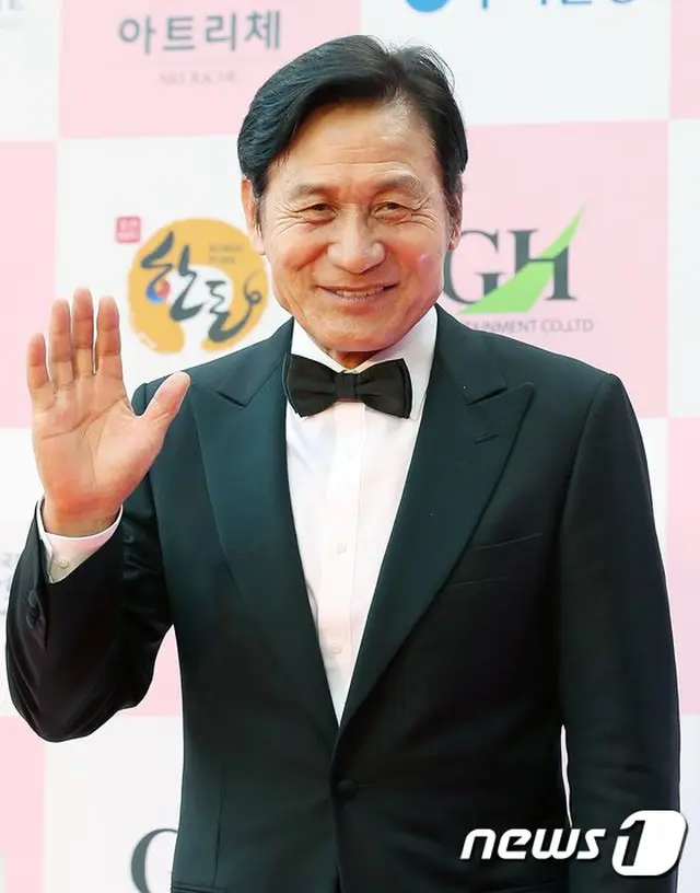 俳優アン・ソンギ、健康な姿で「美しき芸術人賞」に参加…挨拶はなし（画像提供:wowkorea）