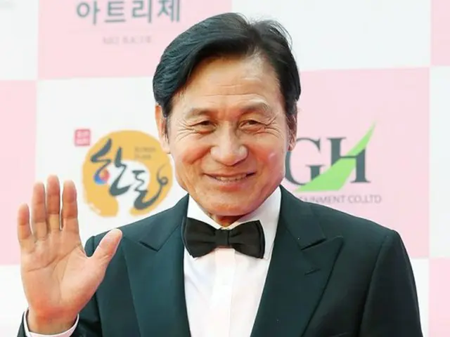 俳優アン・ソンギ、健康な姿で「美しき芸術人賞」に参加…挨拶はなし（画像提供:wowkorea）