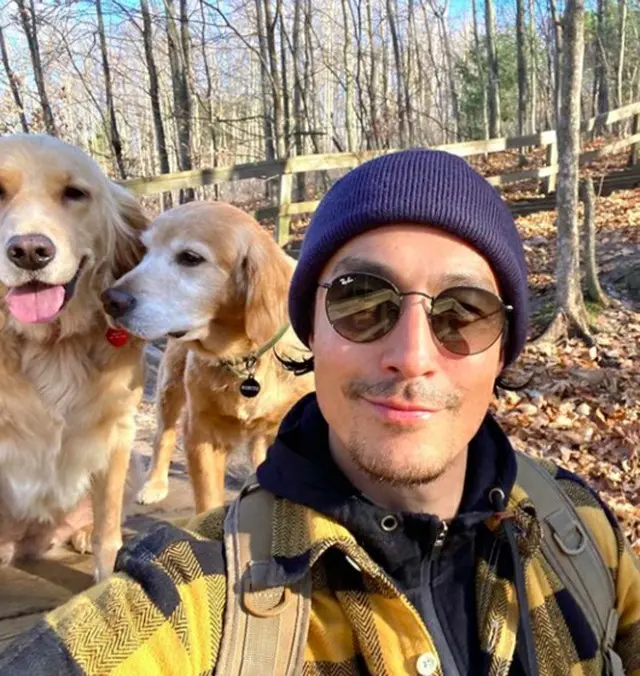 俳優ダニエル・ヘニー、アメリカ日常を公開“愛犬たちと完璧なハイキング”（画像提供:wowkorea）