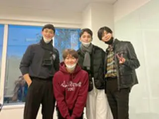 “SHINee is BACK”、ミンホ除隊後ついにメンバーが練習室に集合…和やかな表情でポーズ