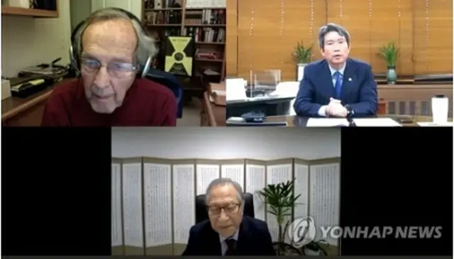 テレビ会議に参加したペリー元米国防長官（左上）、李仁栄・統一部長官（右上）、丁世鉉（チョン・セヒョン）氏（統一部提供）＝（聯合ニュース）≪転載・転用禁止≫