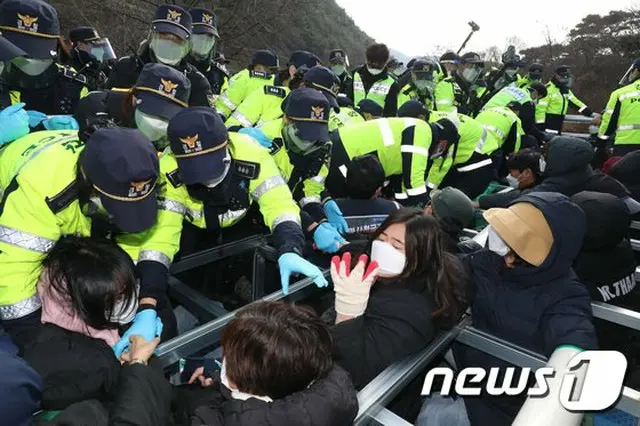 韓国国防省によるTHAAD基地への資材搬入で、警察と住民・反対団体が衝突した（画像提供:wowkorea）