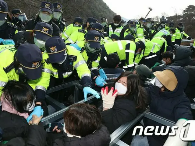 韓国国防省によるTHAAD基地への資材搬入で、警察と住民・反対団体が衝突した（画像提供:wowkorea）