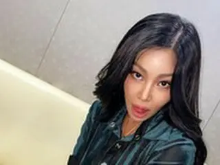 歌手Jessi、官能的なボリュームUP…名品バッグ持って「セクシー美」爆発