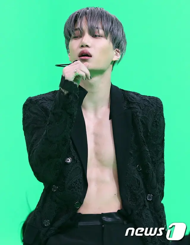 KAI（EXO）、高3受験生からの手紙に涙堪えきれず＝ソロ曲記念V LIVE（画像提供:wowkorea）