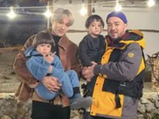 「EXO」KAI、サム・ハミントン家族と写真撮影でニッコリ