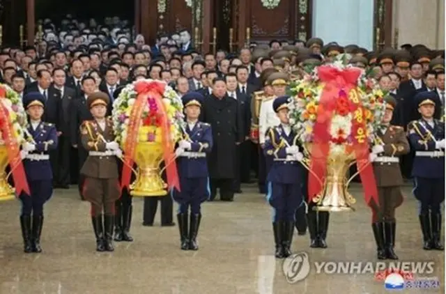 朝鮮中央通信は１日、金委員長が錦繍山太陽宮殿を参拝したと報じた（同通信より）＝（聯合ニュース）≪転載・転用禁止≫