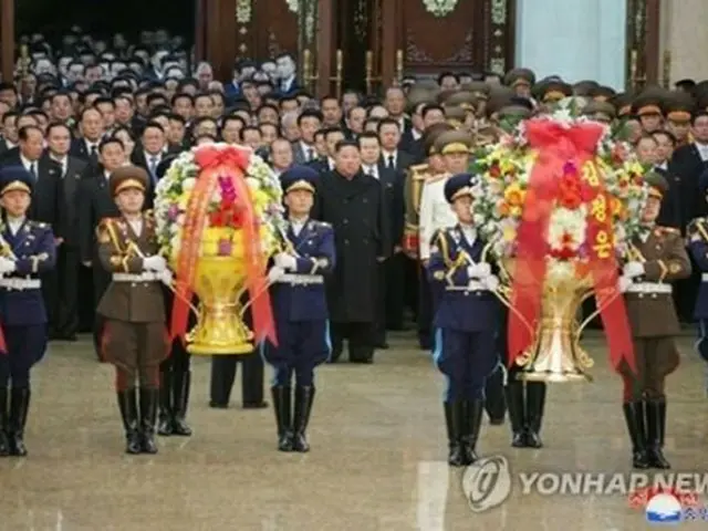 朝鮮中央通信は１日、金委員長が錦繍山太陽宮殿を参拝したと報じた（同通信より）＝（聯合ニュース）≪転載・転用禁止≫