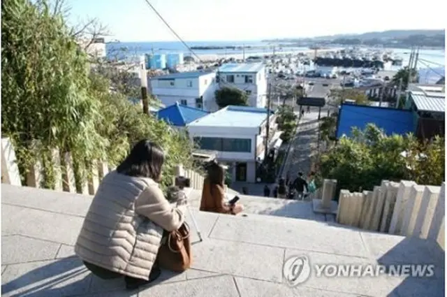 浦項の日本人家屋通りで記念撮影する観光客（資料写真）＝（聯合ニュース）