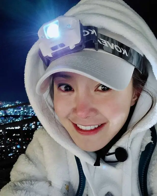 女優イ・シヨン、寒さでも止められなかった夜間登山…美しい山の夜景に感動（画像提供:wowkorea）