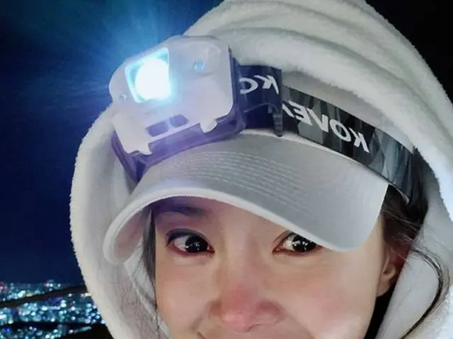 女優イ・シヨン、寒さでも止められなかった夜間登山…美しい山の夜景に感動（画像提供:wowkorea）