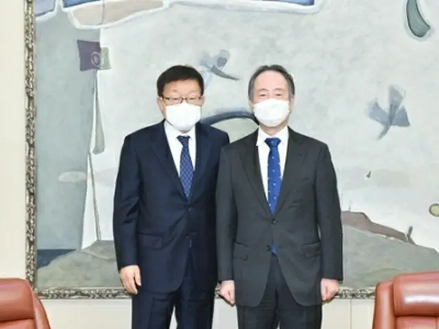 並んで立つ金氏（左）と冨田氏（貿易協会提供）＝（聯合ニュース）≪転載・転用禁止≫