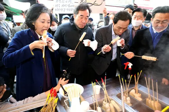 グルメコラムニスト「とても気になる…なぜ選挙の度に市場に行き、おでん、スンデ、ホットクを食べるのか」＝韓国（画像提供:wowkorea）