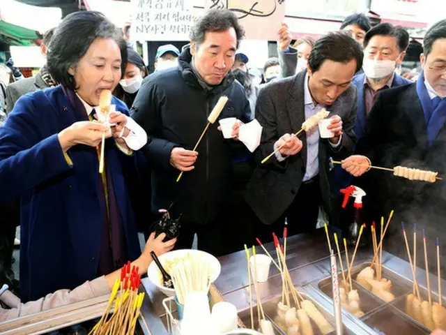 グルメコラムニスト「とても気になる…なぜ選挙の度に市場に行き、おでん、スンデ、ホットクを食べるのか」＝韓国（画像提供:wowkorea）