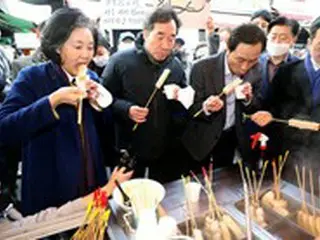 グルメコラムニスト「とても気になる…なぜ選挙の度に市場に行き、おでん、スンデ、ホットクを食べるのか」＝韓国