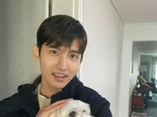 チャンミン（東方神起）、愛犬を抱いて明るい笑顔「久しぶりにうちの末っ子と」