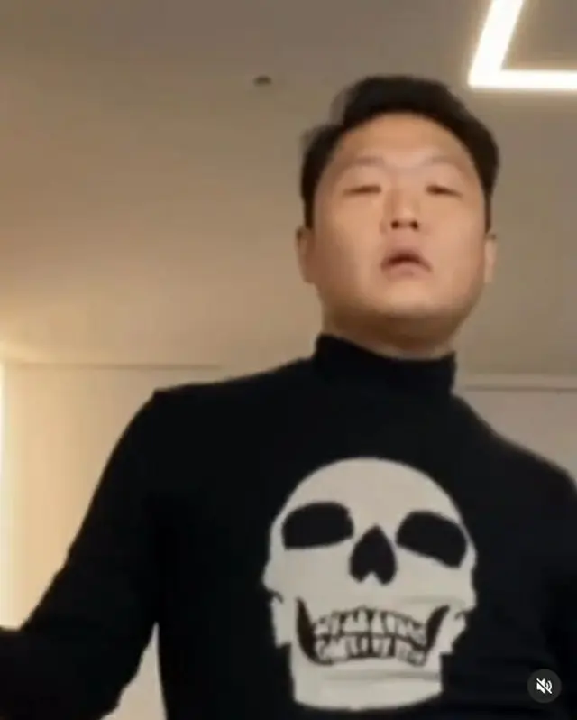 痩せ姿のPSY、愉快な謝罪コメントが話題に…“プロらしく管理します”（画像提供:wowkorea）