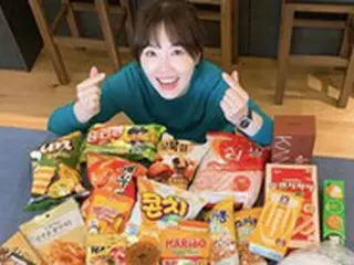 女優ハ・ヒラ、お菓子がそんなに嬉しいの…プレゼントされたお菓子を前に満面の笑み