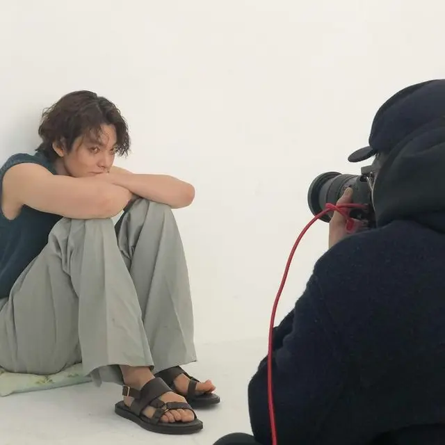 俳優キム・ウビン、撮影するたびに恋人で女優のシン・ミナに写真を送信？満足そうな表情（画像提供:wowkorea）