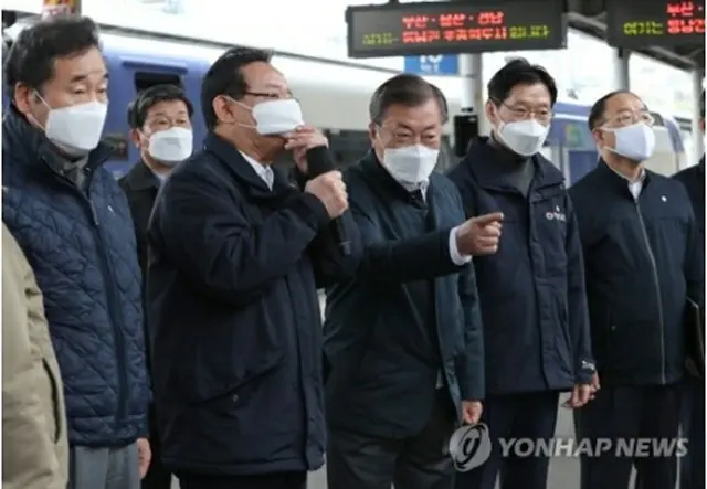 釜田駅で蔚山市の宋市長から報告を受ける文大統領（右から３人目）＝２５日、釜山（聯合ニュース）