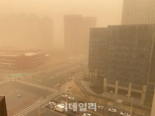 「黄色の空」10年ぶりに最悪の黄砂…航空機400便余りが欠航＝中国（画像提供:wowkorea）