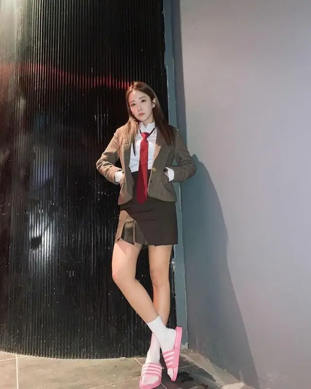 “ラブリーな童顔美貌”DARA（元2NE1）、制服も見事に着こなす36歳！（画像提供:wowkorea）